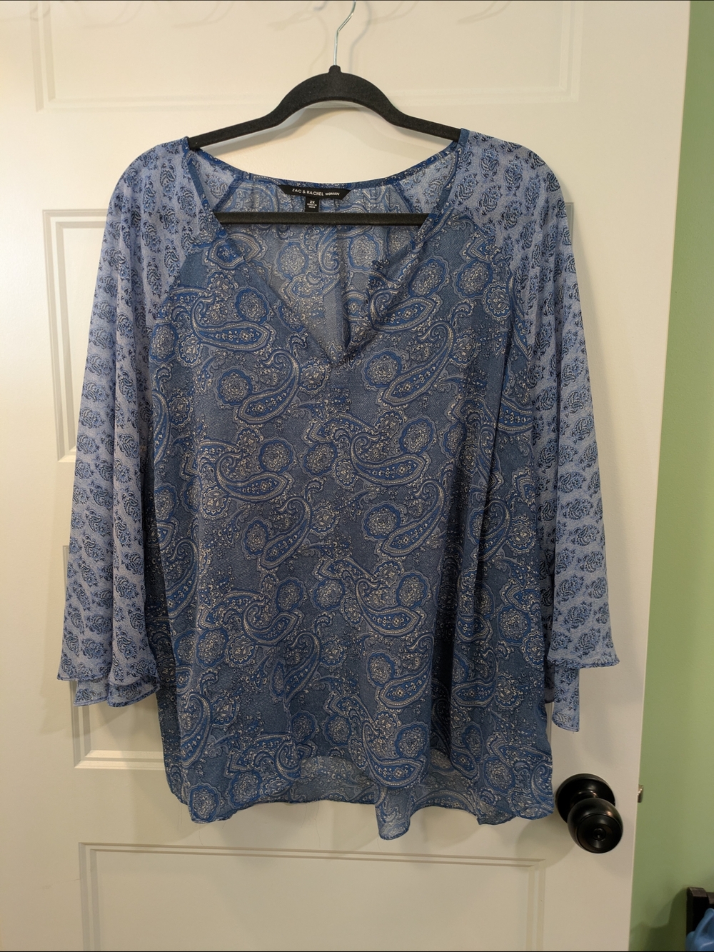 🔴 3/$15 Zac & Rachel Blue Paisley V-Neck Blouse